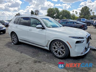 Czwarte zdjęcie samochodu z boku: 2024 BMW X7 XDRIVE40I VIN:5UX23EM00R9T80911 - miniatura