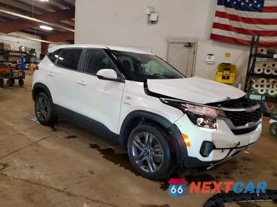 Czwarte zdjęcie samochodu z boku: 2023 KIA SELTOS LX VIN:KNDEPCAA1P7431992 - miniatura