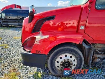 Zdjęcie 7 z 10 samochodu: 2015 VOLVO VNL SEMI TRUCK VIN:4V4NC9EJ4FN183258 - miniatura