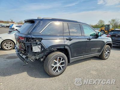 Trzecie zdjęcie samochodu z tyłu: 2025 JEEP GRAND CHEROKEE LIMITED VIN:1C4RJHBGXSC328380 - miniatura