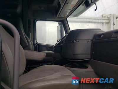Piąte zdjęcie samochodu w środku: 2019 VOLVO VNL SEMI TRUCK VIN:4V4NC9EH8KN193833 - miniatura