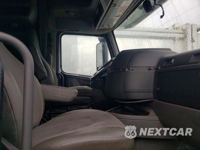 Piąte zdjęcie samochodu w środku: 2019 VOLVO VNL SEMI TRUCK VIN:4V4NC9EH8KN193833 - miniatura