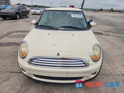 Piąte zdjęcie samochodu w środku: 2010 MINI COOPER VIN:WMWMF3C51ATZ24145 - miniatura