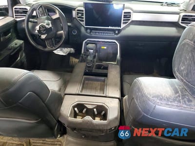 Zdjęcie 8 z 11 samochodu: 2023 TOYOTA TUNDRA LIMITED HV VIN:5TFJC5DBXPX026983 - miniatura