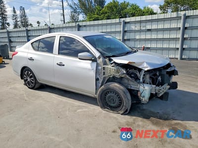 Czwarte zdjęcie samochodu z boku: 2018 NISSAN VERSA S PLUS VIN:3N1CN7AP1JL836863 - miniatura