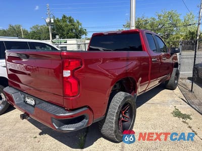Czwarte zdjęcie samochodu z boku: 2020 CHEVROLET SILVERADO C1500 CUSTOM VIN:1GCRWBEK2LZ211633 - miniatura