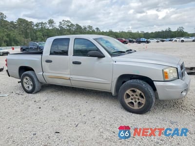 Czwarte zdjęcie samochodu z boku: 2005 DODGE DAKOTA QUAD SLT VIN:1D7HE48NX5S318009 - miniatura