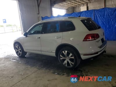 Drugie zdjęcie samochodu z przodu: 2017 VOLKSWAGEN TOUAREG WOLFSBURG VIN:WVGRF7BP1HD000355 - miniatura