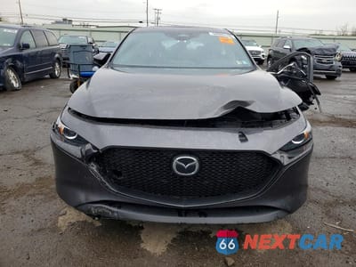 Piąte zdjęcie samochodu w środku: 2024 MAZDA 3 PREFERRED VIN:JM1BPALMXR1711298 - miniatura