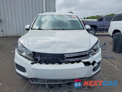 Piąte zdjęcie samochodu w środku: 2017 VOLKSWAGEN TIGUAN S VIN:WVGAV7AX1HK028900 - miniatura