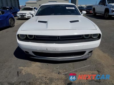 Piąte zdjęcie samochodu w środku: 2016 DODGE CHALLENGER SXT VIN:2C3CDZAG4GH323446 - miniatura