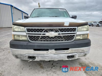 Piąte zdjęcie samochodu w środku: 2005 CHEVROLET SILVERADO K2500 HEAVY DUTY VIN:1GCHK29U55E205483 - miniatura