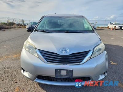 Piąte zdjęcie samochodu w środku: 2012 TOYOTA SIENNA LE 8-PASSENGER VIN:5TDKK3DC4CS237245 - miniatura
