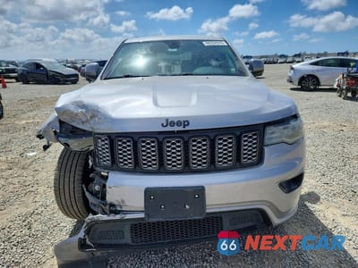 Piąte zdjęcie samochodu w środku: 2020 JEEP GRAND CHEROKEE LAREDO VIN:1C4RJEAG7LC380146 - miniatura