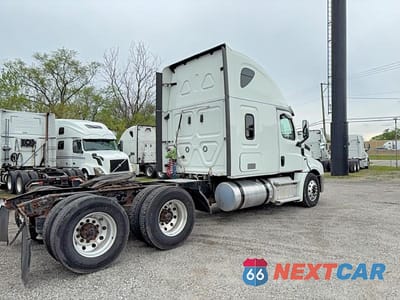 Czwarte zdjęcie samochodu z boku: 2020 FREIGHTLINER CASCADIA 126 VIN:3AKJHHDR0LSLV8705 - miniatura