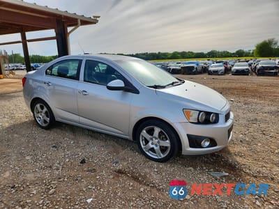 Czwarte zdjęcie samochodu z boku: 2015 CHEVROLET SONIC LTZ VIN:1G1JE5SB0F4111014 - miniatura