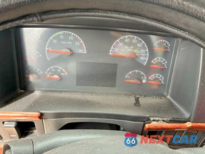 Zdjęcie 8 z 10 samochodu: 2007 VOLVO VN VNL VIN:4V4NC9KK87N466664 - miniatura