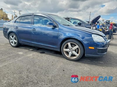 Czwarte zdjęcie samochodu z boku: 2010 VOLKSWAGEN JETTA LIMITED VIN:3VWAZ7AJ1AM118631 - miniatura