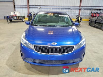 Piąte zdjęcie samochodu w środku: 2017 KIA FORTE S VIN:3KPFL4A78HE135816 - miniatura