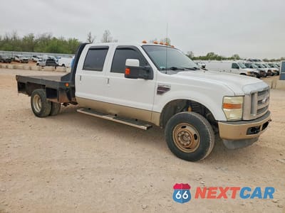 Czwarte zdjęcie samochodu z boku: 2008 FORD F350 SUPER DUTY FLATBED TRUCK VIN:1FTWW33R58EB18726 - miniatura