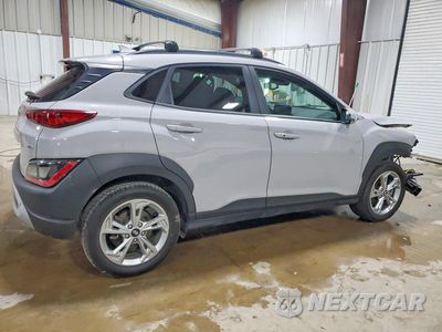 Trzecie zdjęcie samochodu z tyłu: 2022 HYUNDAI KONA SEL VIN:KM8K6CAB8NU845845 - miniatura