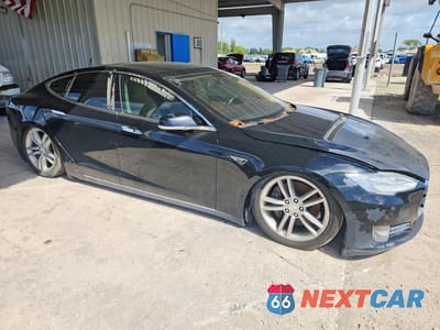 Czwarte zdjęcie samochodu z boku: 2013 TESLA MODEL S VIN:5YJSA1DN9DFP07929 - miniatura