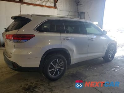 Trzecie zdjęcie samochodu z tyłu: 2018 TOYOTA HIGHLANDER XLE VIN:5TDJZRFH2JS541951 - miniatura