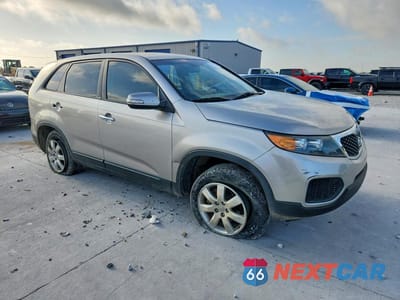 Czwarte zdjęcie samochodu z boku: 2012 KIA SORENTO LX VIN:5XYKT3A18CG303230 - miniatura