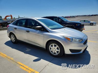 Czwarte zdjęcie samochodu z boku: 2018 FORD FOCUS S VIN:1FADP3E21JL223114 - miniatura