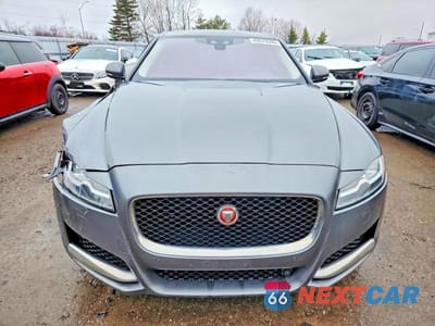 Piąte zdjęcie samochodu w środku: 2017 JAGUAR XF PRESTIGE VIN:SAJBK4BN1HCY51688 - miniatura
