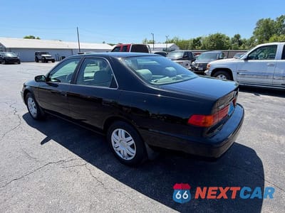 Trzecie zdjęcie samochodu z tyłu: 2000 TOYOTA CAMRY LE VIN:4T1BG22K2YU756640 - miniatura