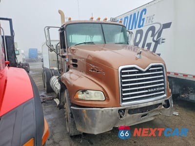2013 MACK CXU613 SEMI TRUCK 1M1AW02Y7DM034778 - główne zdjęcie licytacji z USA - miniatura