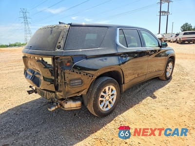 Trzecie zdjęcie samochodu z tyłu: 2022 CHEVROLET TRAVERSE LS VIN:1GNERFKW7NJ108205 - miniatura