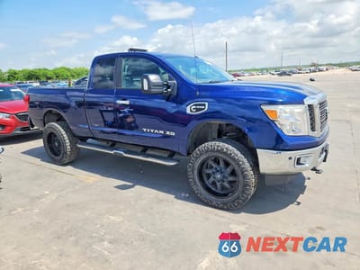 Czwarte zdjęcie samochodu z boku: 2017 NISSAN TITAN XD SV VIN:1N6BA1C44HN560982 - miniatura