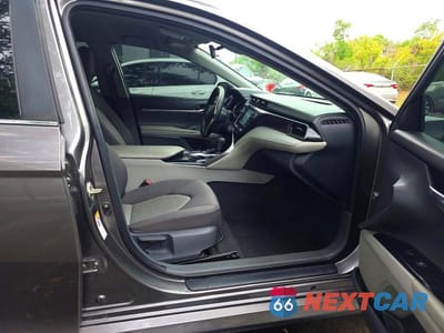 Piąte zdjęcie samochodu w środku: 2019 TOYOTA CAMRY LE VIN:4T1B11HK7KU778725 - miniatura