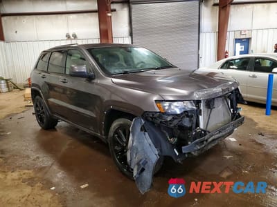 Czwarte zdjęcie samochodu z boku: 2017 JEEP GRAND CHEROKEE LAREDO VIN:1C4RJFAGXHC767397 - miniatura