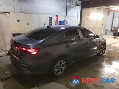 Trzecie zdjęcie samochodu z tyłu: 2021 KIA FORTE LXS VIN:3KPF24AD2ME291577 - miniatura