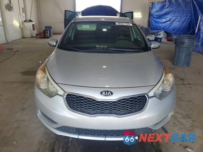Piąte zdjęcie samochodu w środku: 2016 KIA FORTE LX VIN:KNAFK4A67G5596524 - miniatura