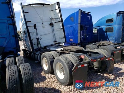 Trzecie zdjęcie samochodu z tyłu: 2023 VOLVO VNL SEMI TRUCK VIN:4V4NC9EHXPN329774 - miniatura