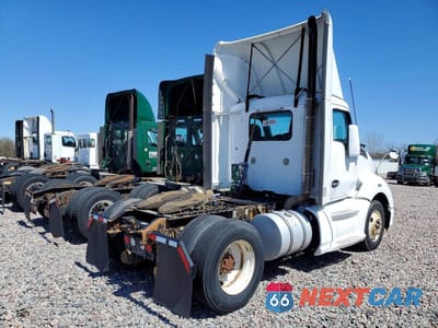 Czwarte zdjęcie samochodu z boku: 2014 KENWORTH T680 SEMI TRUCK VIN:1XKYA48X4EJ403204 - miniatura