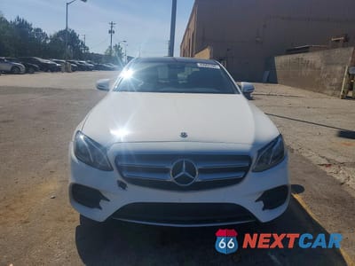 Piąte zdjęcie samochodu w środku: 2018 MERCEDES-BENZ E 300 VIN:WDDZF4JB8JA443219 - miniatura