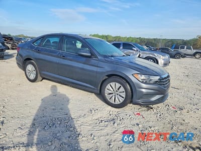 Czwarte zdjęcie samochodu z boku: 2019 VOLKSWAGEN JETTA S VIN:3VWC57BU9KM110596 - miniatura