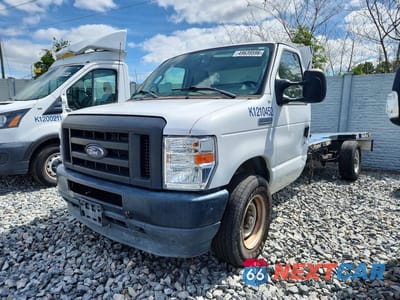 2023 FORD E350 FLATBED TRUCK 1FDWE3FK7PDD09744 - główne zdjęcie licytacji z USA - miniatura