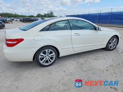 Trzecie zdjęcie samochodu z tyłu: 2010 MERCEDES-BENZ E 350 VIN:WDDKJ5GB8AF046805 - miniatura