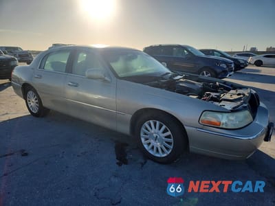 Czwarte zdjęcie samochodu z boku: 2004 LINCOLN TOWN CAR ULTIMATE VIN:1LNHM83W34Y654225 - miniatura