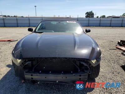 Piąte zdjęcie samochodu w środku: 2017 FORD MUSTANG VIN:1FATP8UH6H5204233 - miniatura