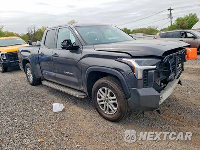 Czwarte zdjęcie samochodu z boku: 2023 TOYOTA TUNDRA SR5 VIN:5TFLA5DA0PX063434 - miniatura
