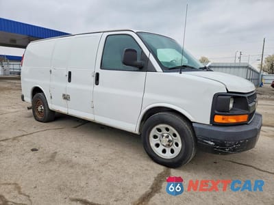 Czwarte zdjęcie samochodu z boku: 2014 CHEVROLET EXPRESS 1500 CARGO DELIVERY VAN VIN:1GCSGAFX8E1120676 - miniatura