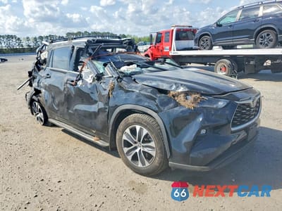 Czwarte zdjęcie samochodu z boku: 2022 TOYOTA HIGHLANDER XLE VIN:5TDHZRBH4NS227857 - miniatura