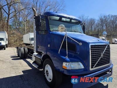 Czwarte zdjęcie samochodu z boku: 2014 VOLVO VN VNM - TRUCK CAB AND CHASSIS VIN:4V5MC9DF7EN167199 - miniatura